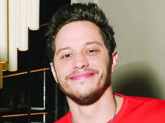 Pete Davidson returns to SNL, slams ICE brokers in satirical sketch Pete Davidson returns to SNL, slams ICE brokers in satirical sketch