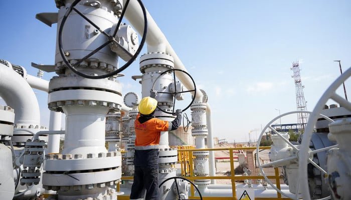 Oil costs fall as Trump pauses assaults on Iranian power crops