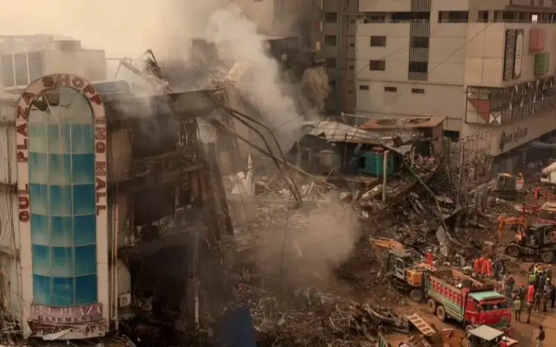 Hearth erupts once more at Karachi’s blaze-damaged Gul Plaza