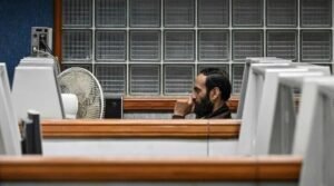 PSX edges decrease as US-Iran struggle dents sentiment