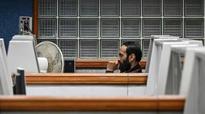 PSX edges decrease as US-Iran struggle dents sentiment