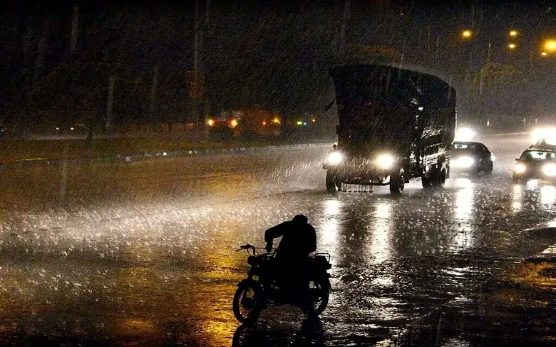 Heavy rain, thunderstorm hit elements of Karachi