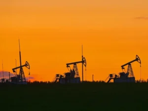 Oil rises as focus returns to threats on Center East export services