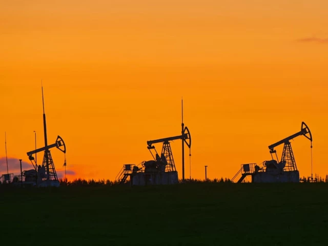 Oil rises as focus returns to threats on Center East export services