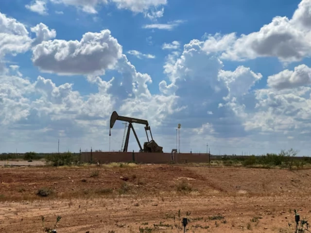 Oil costs fall over  as Iraqi and Kurdish authorities comply with export deal